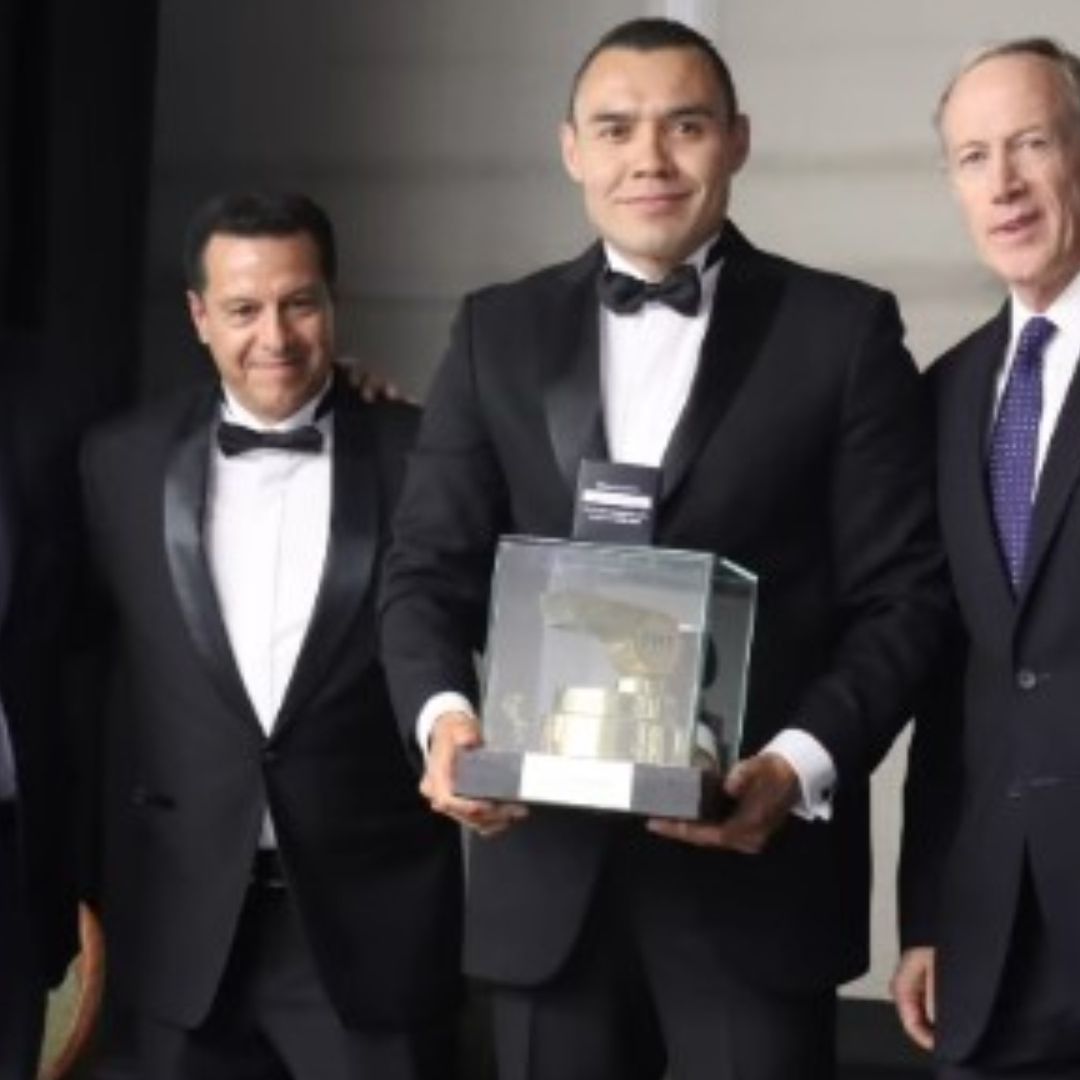 El 'Gato' Ortiz presume su galardón. Foto IG gatillo_dgo