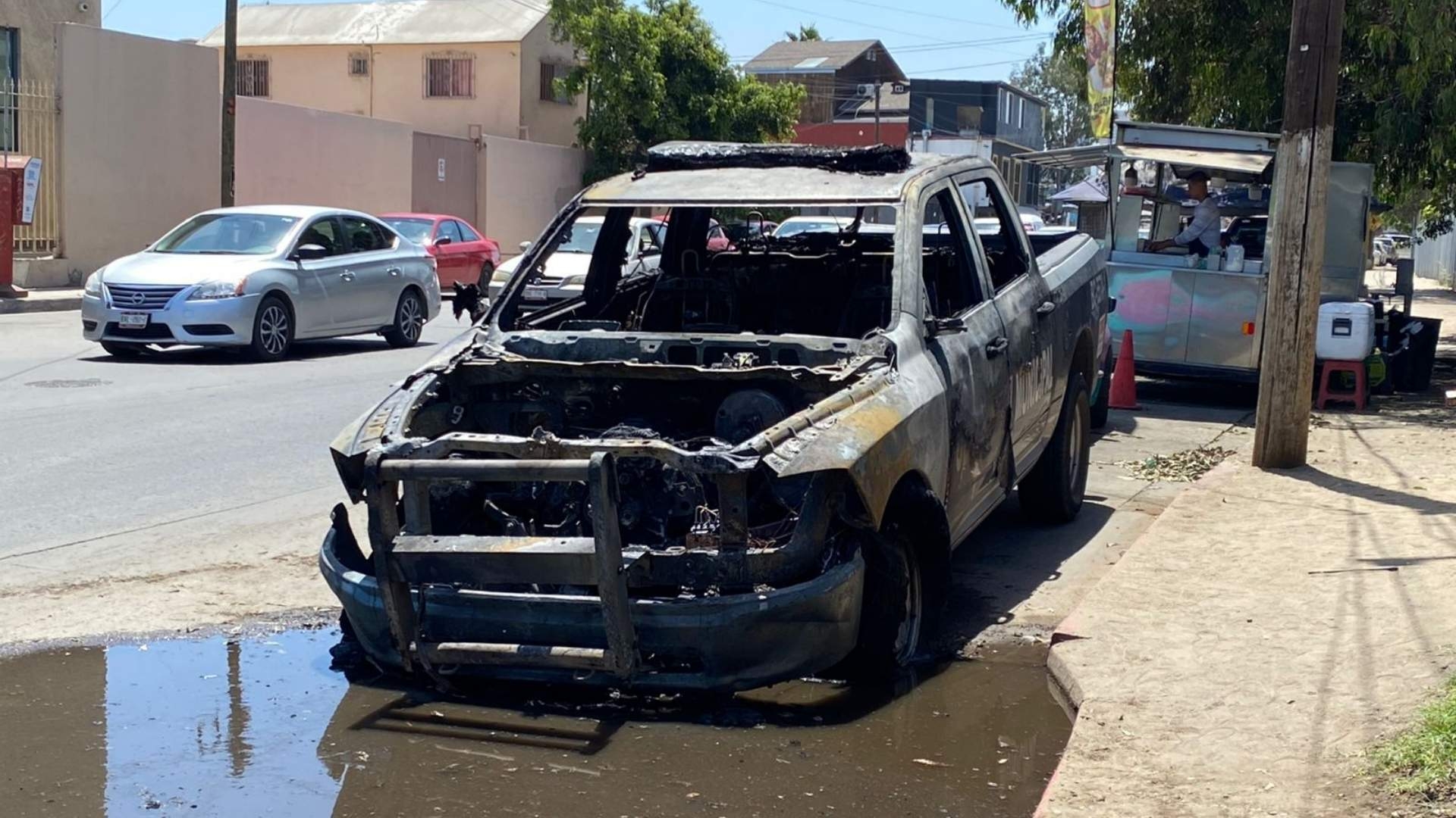 Patrulla de Policía en Tijuana se Incendia por Falla Mecánica ...