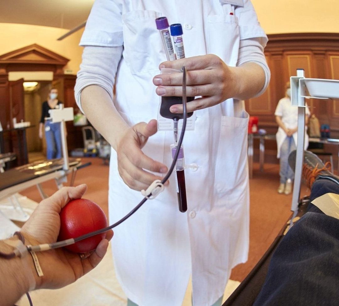 Para donar sangre es necesario tener más de 18 años y menos de 65; pesar al menos 50 kilos, y tener buena salud