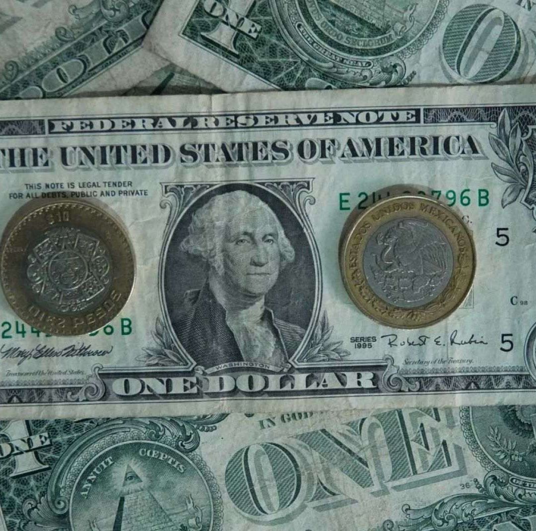 Peso se Aprecia y Gana ante un Dólar Debilitado tras Ataque de Irán a Bases de EUA; Así Cotiza