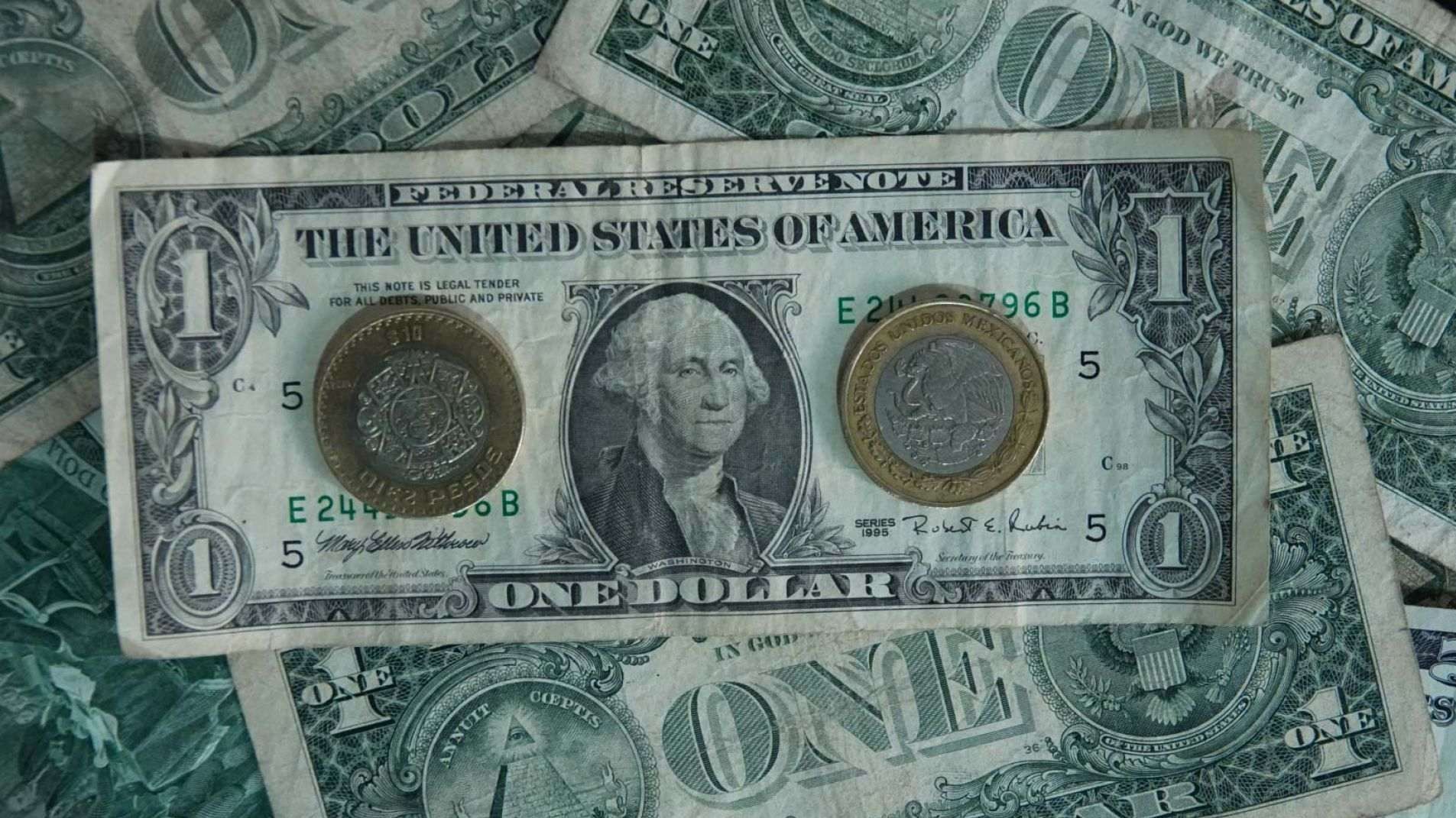 Peso se Aprecia y Gana ante un Dólar Debilitado tras Ataque de Irán a Bases de EUA; Así Cotiza