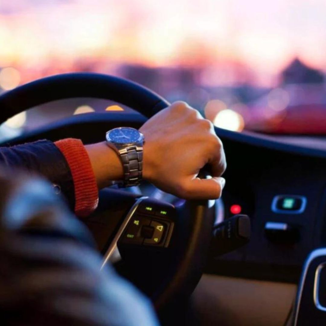 Imagen de un conductor de plataformas de viajes en auto