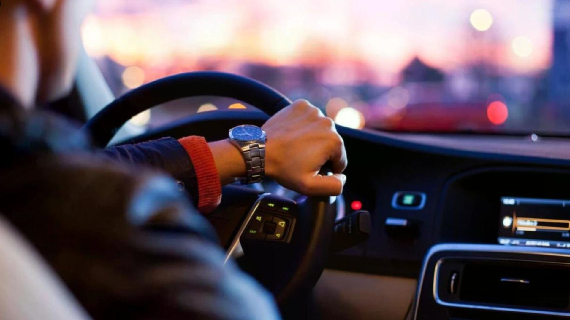 Imagen de un conductor de plataformas de viajes en auto