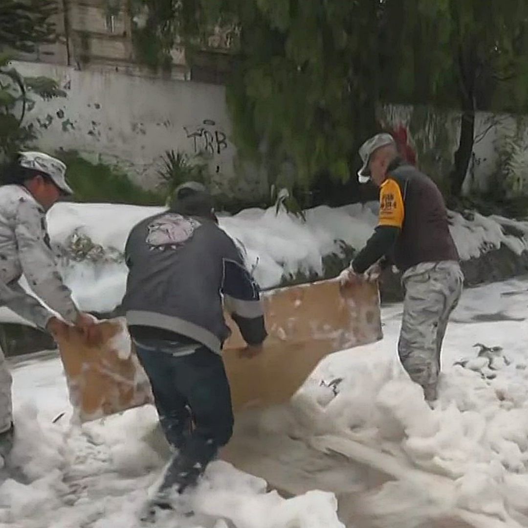 Grandes cantidades de espuma inundaron varias calles de Naucalpan