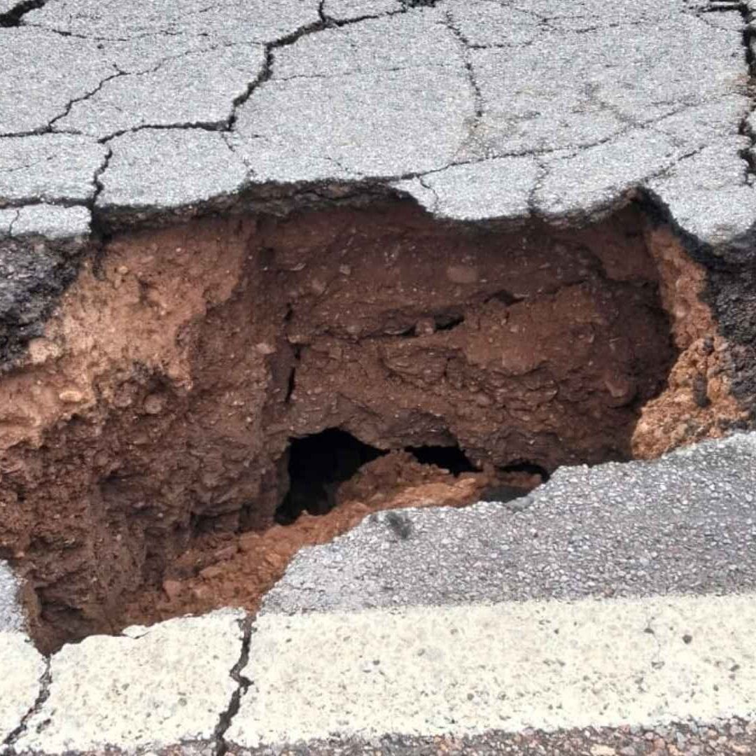 Falla Geológica Provoca Socavón en la Carretera Aldama-Ojinaga; Cierran Tramo Carretero