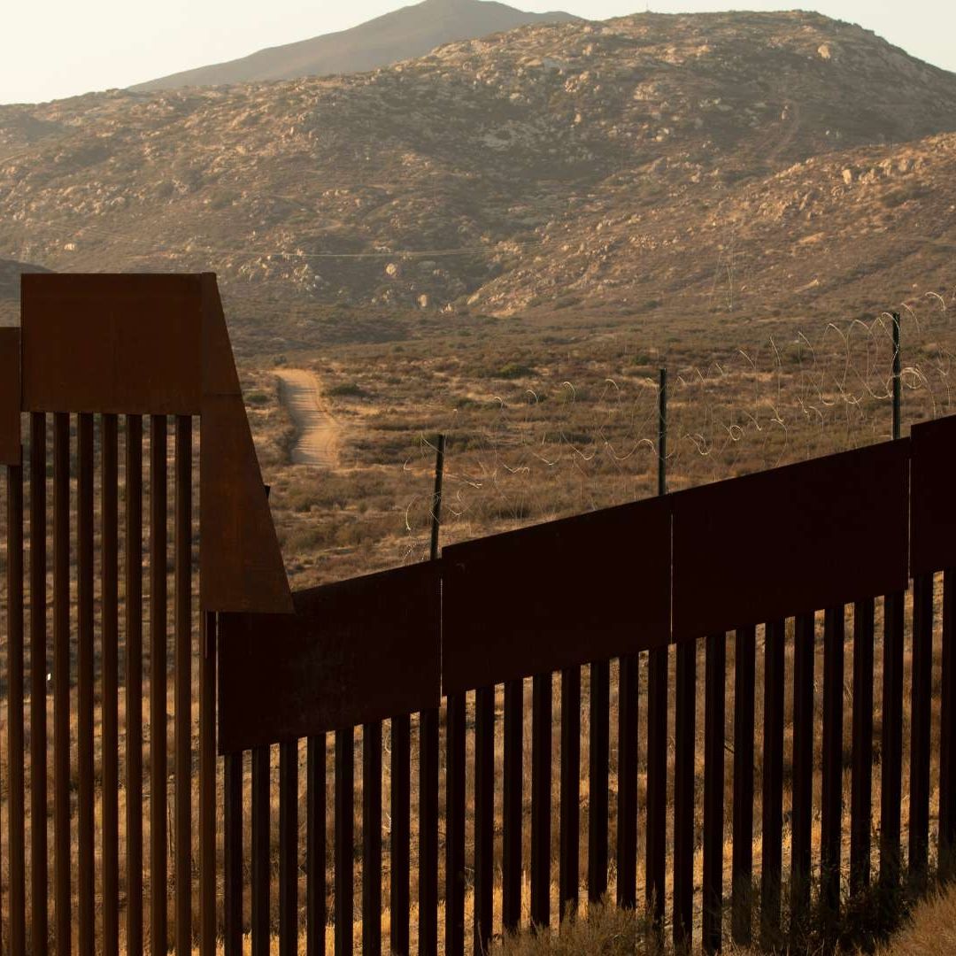 Migrante Salvadoreño Cae de Muro Fronterizo y Muere por Golpe en la Cabeza