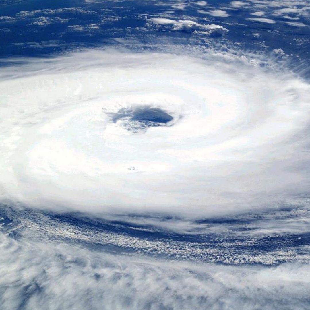 El ojo de un huracán es la zona central con vientos más débiles y menor nubosidad.