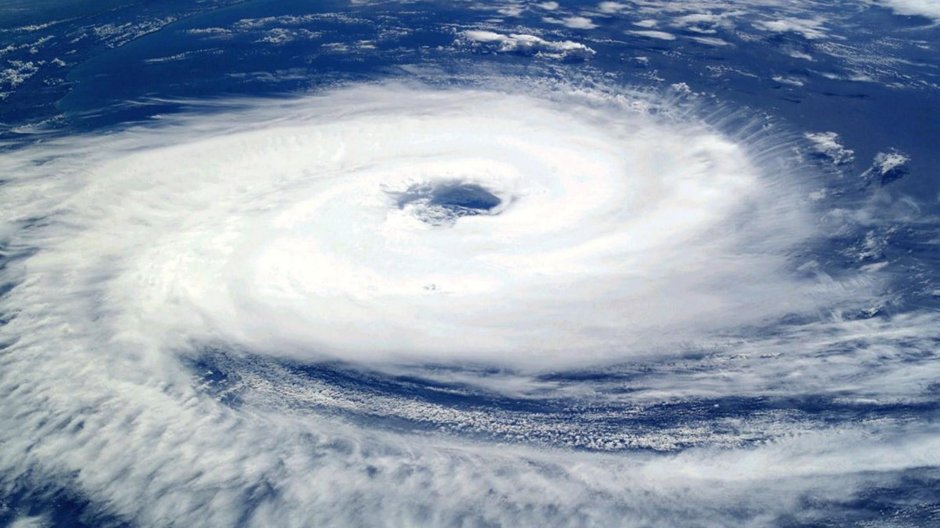 El ojo de un huracán es la zona central con vientos más débiles y menor nubosidad.
