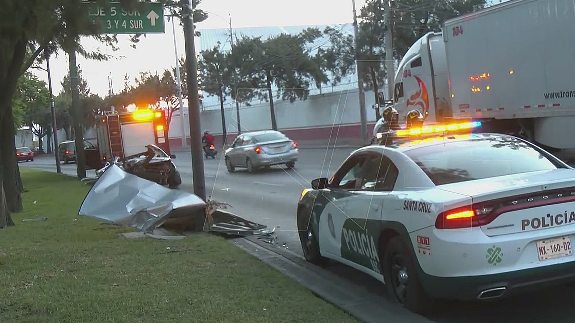 Muere Automovilista Tras Impactarse con Tráiler y Destrozar Carro en Iztapalapa