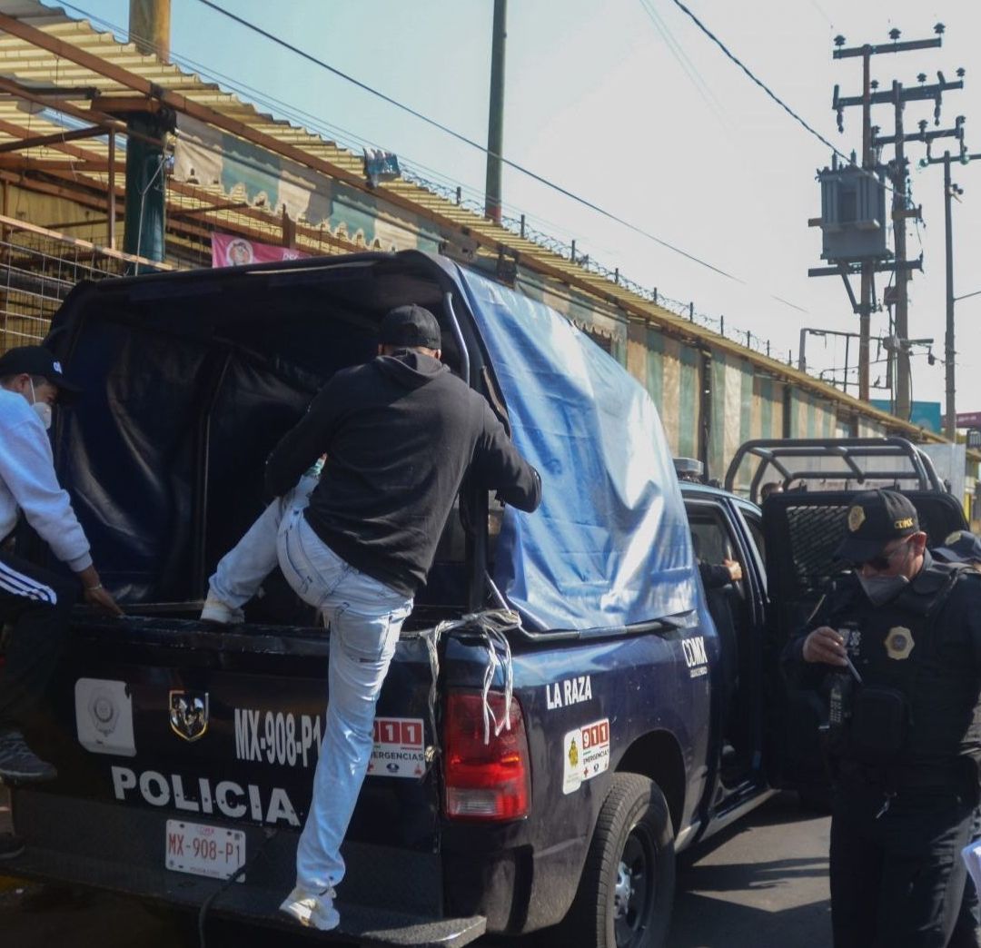 Policías en Activo de CDMX Intentaron Extorsionar a Mujer con Detención de su Hijo en Iztapalapa.