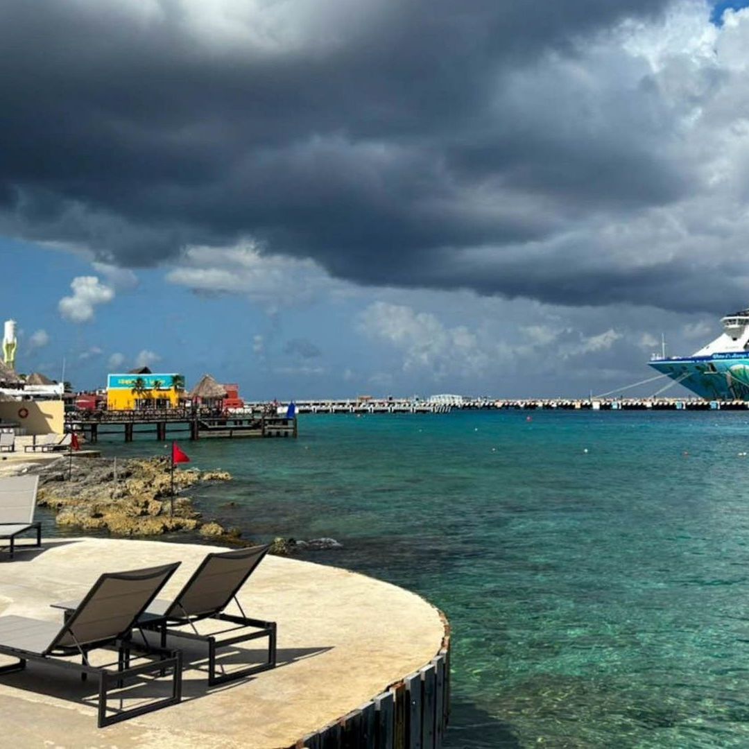 Un crucero arriba a Cozumel, con un cielo nublado de fondo