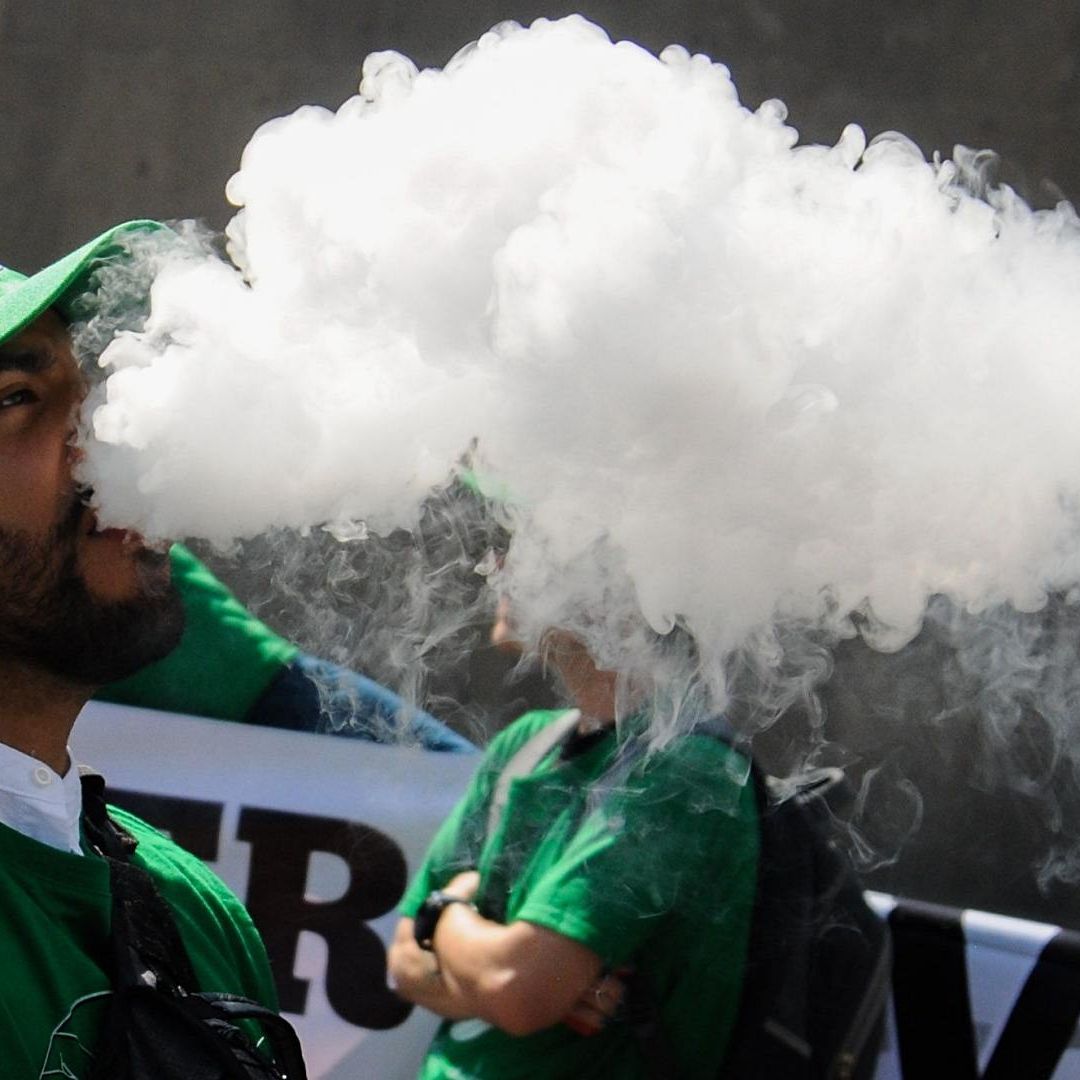 Usuario de vapeadores frente a la Cámara de Diputados