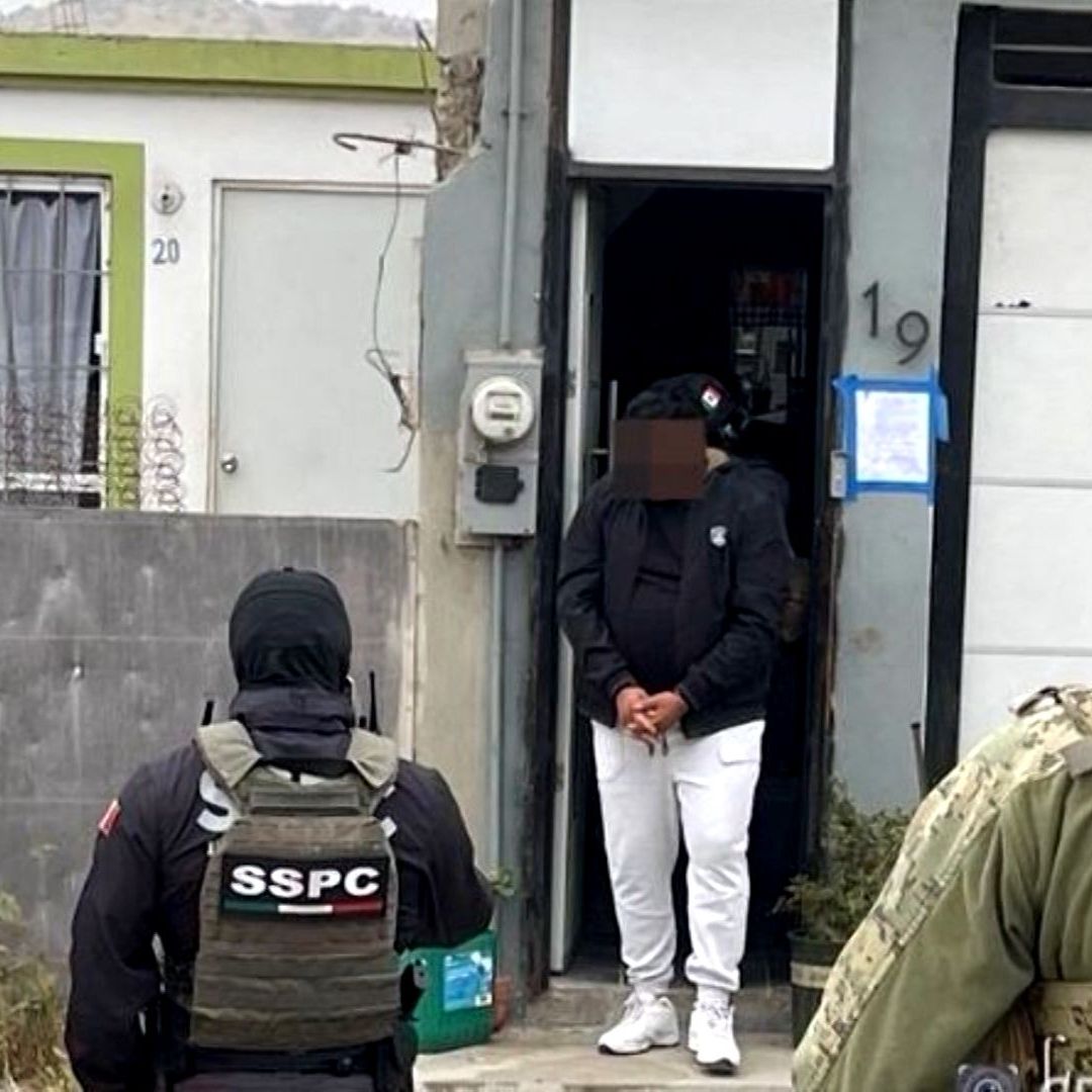 Cateo en Ensenada Deja Dos Detenidos; Aseguran Armas, Cartuchos y Droga