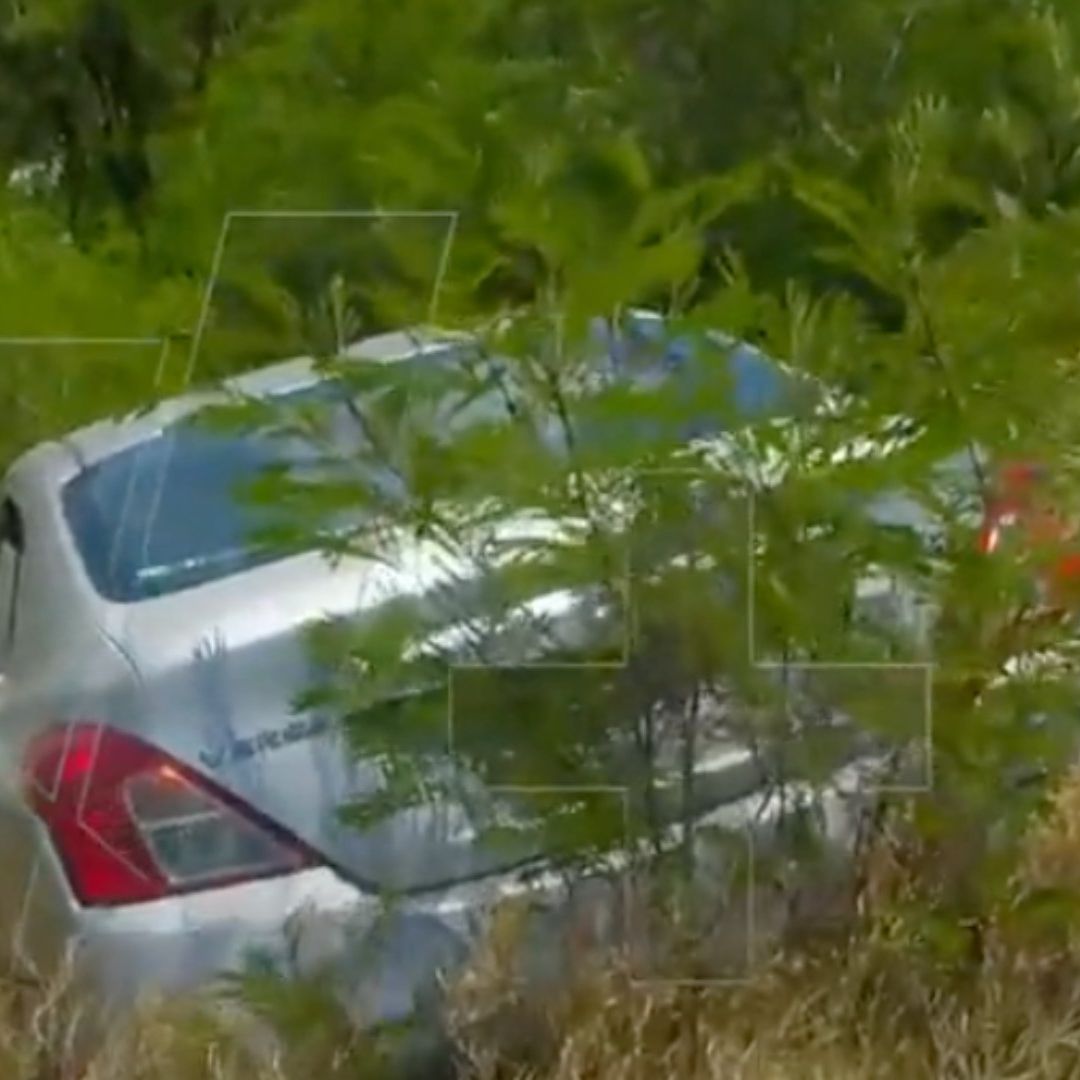 Auto cae a río