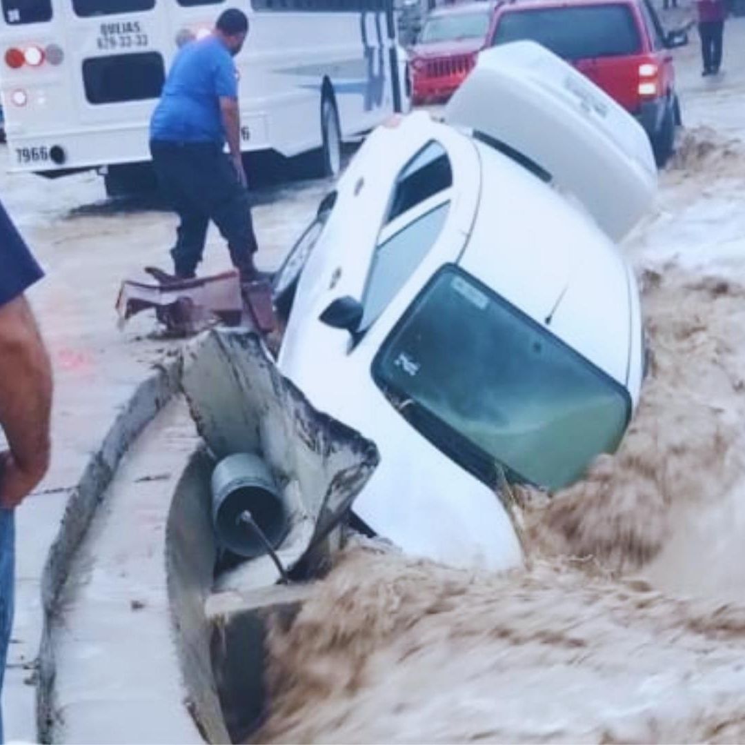 Corriente Arrastra Vehículos en Ciudad Juárez| Foto: N+