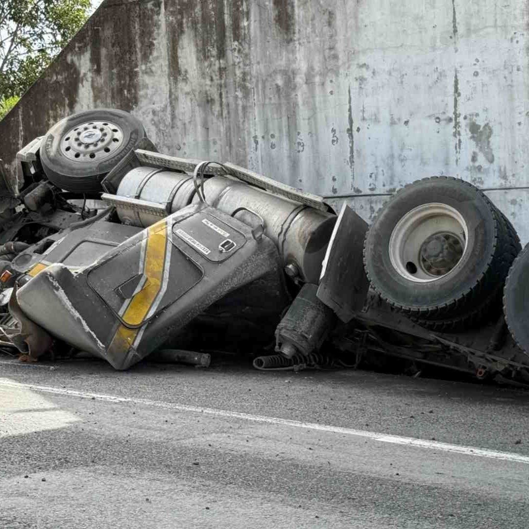 Un tractocamión que transportaba cemento volcó a la altura de "El Fresno", el operador perdió ambas piernas.