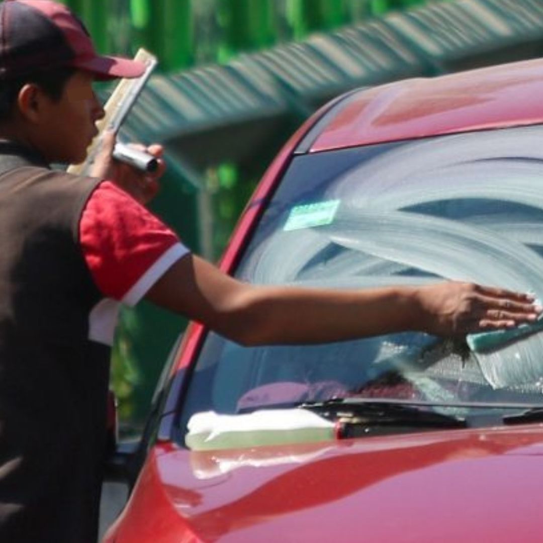 Muere Limpiaparabrisas por Insolación; Trabajaba a 40 Grados