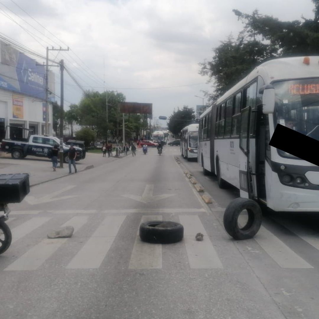 Manifestación y Cierre de 11 Sur Frente a CFE Agua Santa en Protesta por Cobros Excesivos