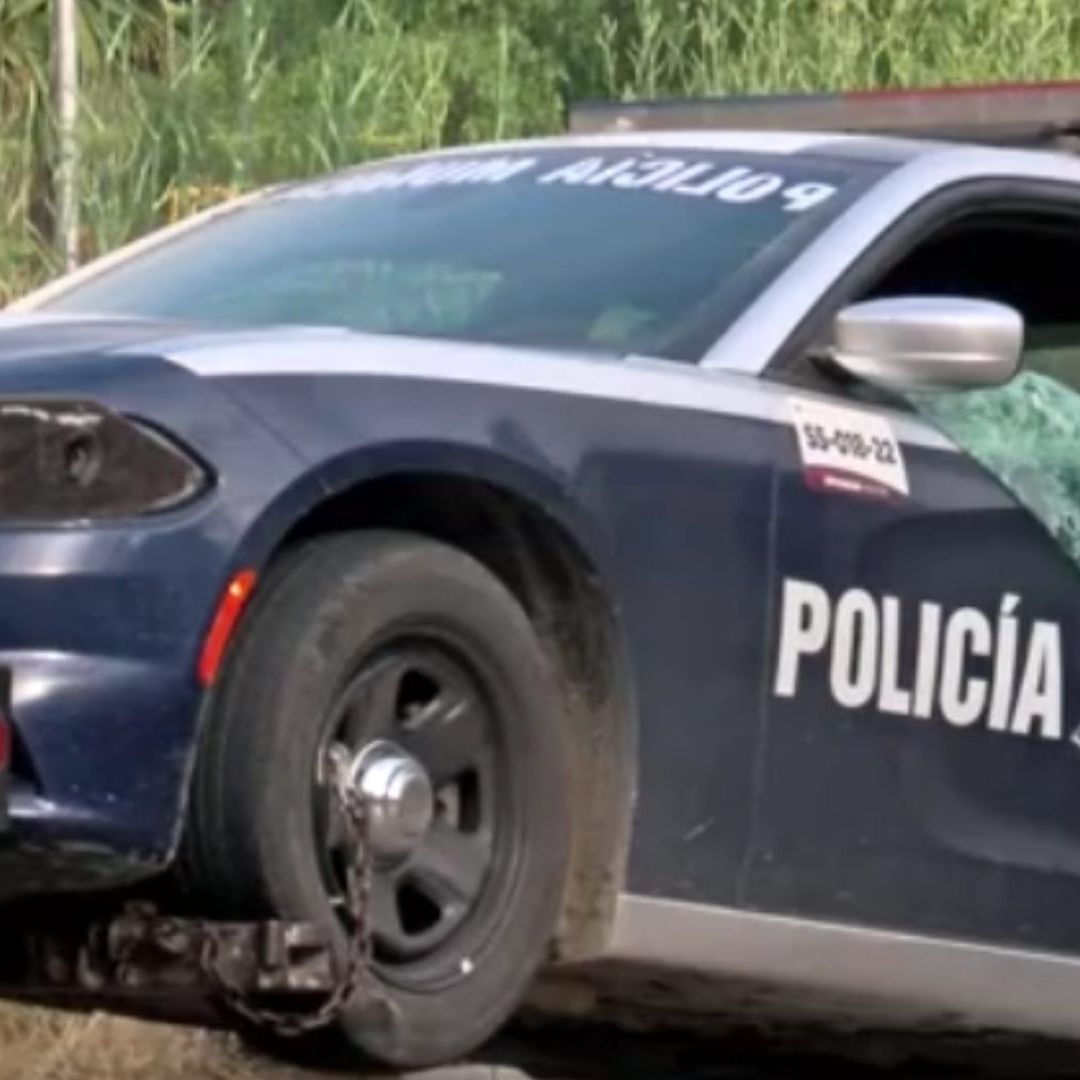 Mujer Roba Patrulla con Todo y Detenido en Tijuana