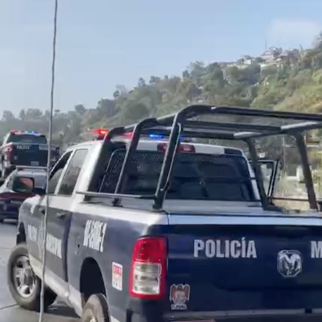 Mujer roba patrulla de la policía y se da a la fuga en Tijuana