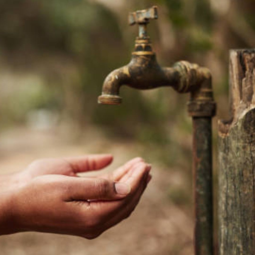 Una mujer abre una llave de agua sin obtener el vital líquido