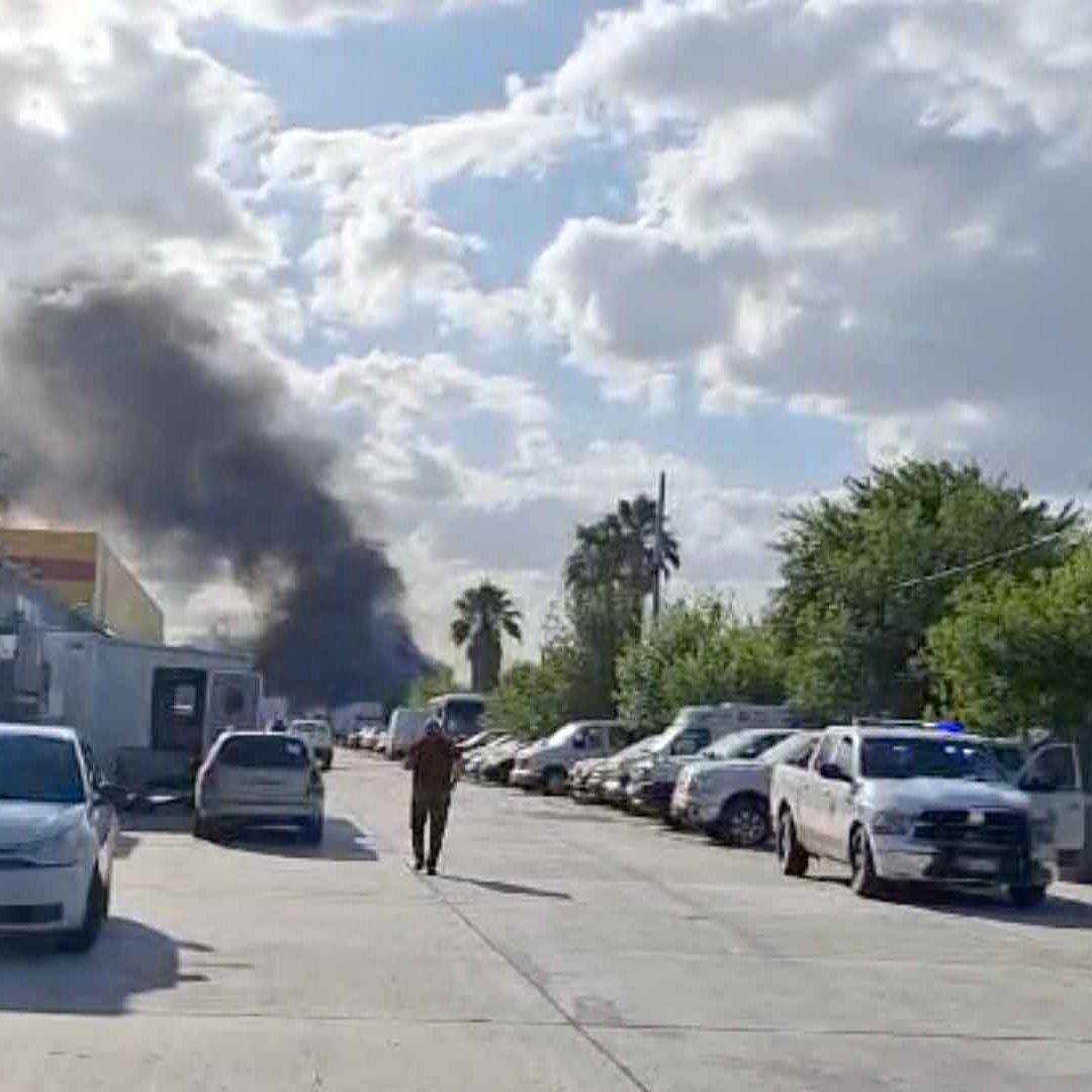 Incendio Consume Vehículos en Patio de la Aduana de Nuevo Laredo