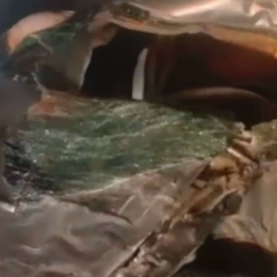 Así quedó uno de los autos tras chocar contra una vaca que iba en uno de los carriles de la carretera.
