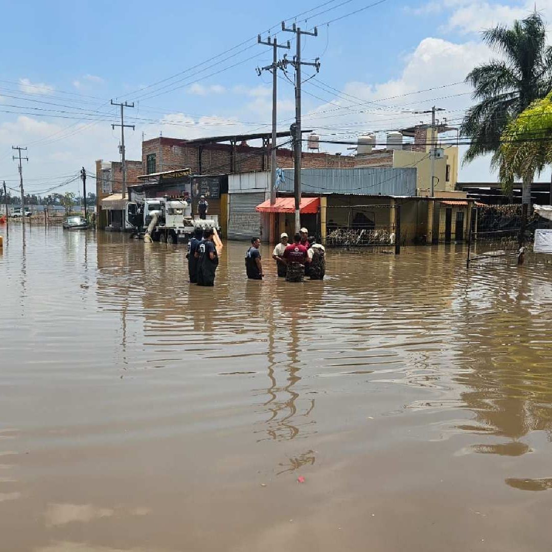 Se inundan locatarios en límites de Tlaquepaque y Tlajomulco