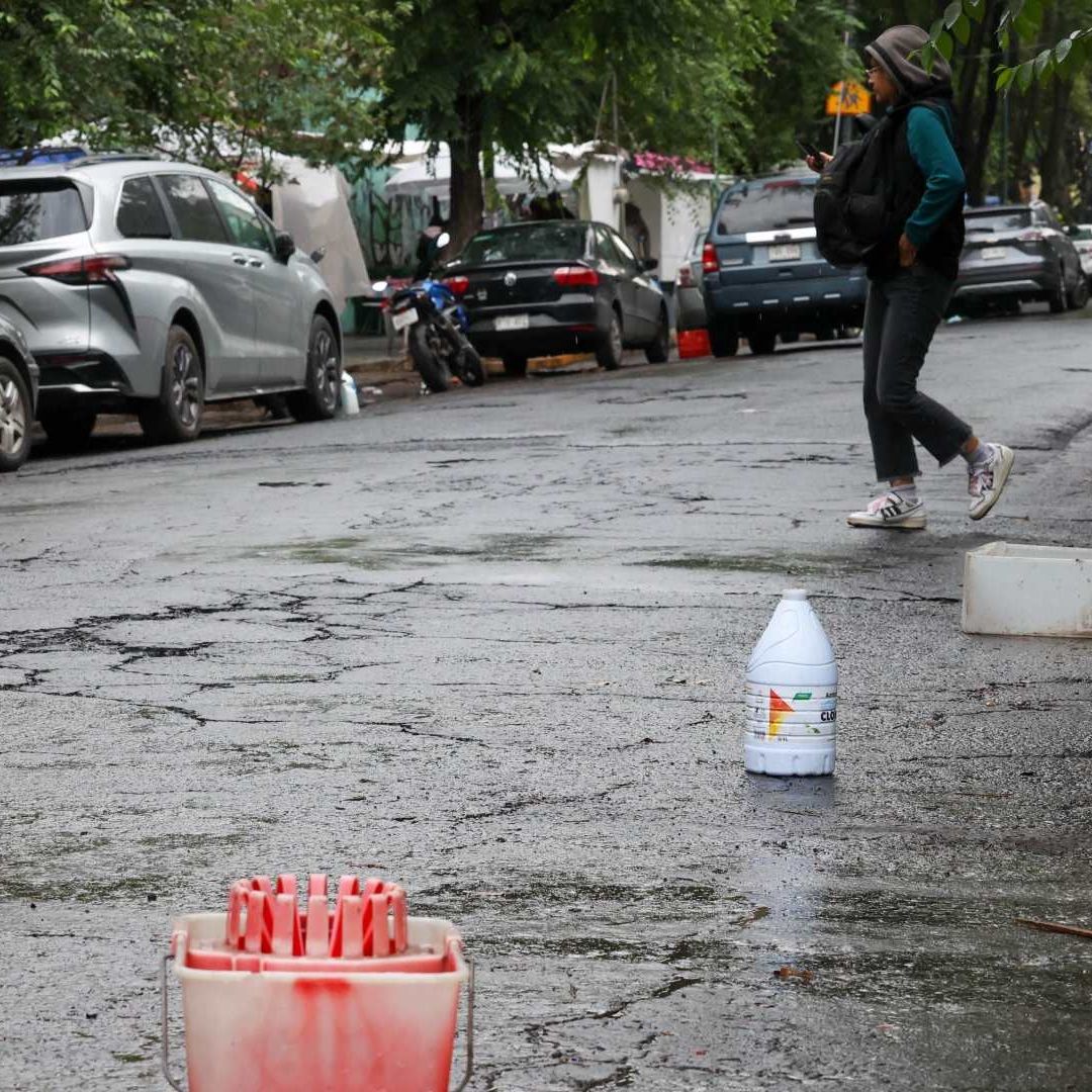 Personas que apartan lugares en las calles usan botes de plástico para que ciudadanos no se estacionen