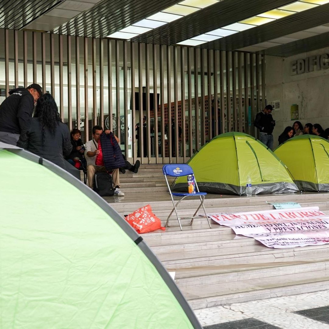 Casas de campaña que trabajadores del Poder Judicial de la Ciudad de México instalaron el 25 de junio de 2025