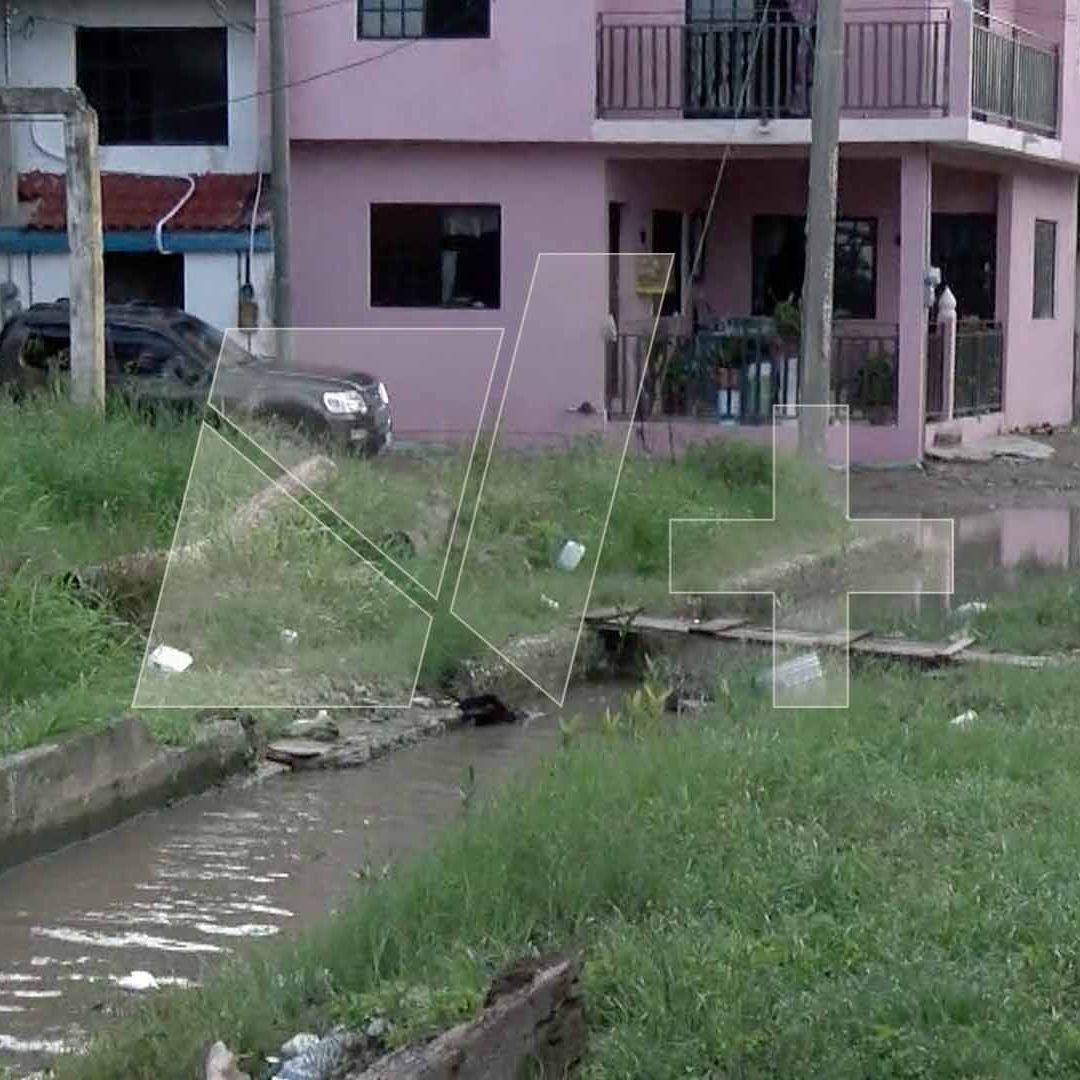 Río Pánuco Se Desborda y Bloquea Calles de Tampico; Vecinos Caminan entre el Agua