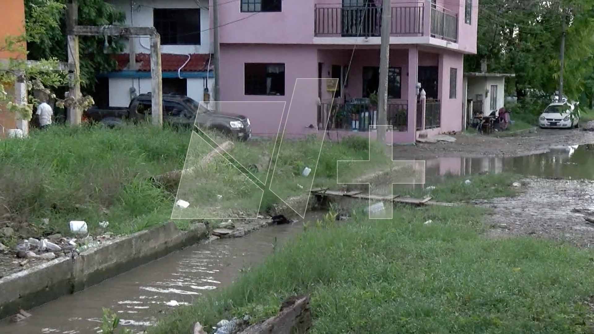 Río Pánuco Se Desborda y Bloquea Calles de Tampico; Vecinos Caminan entre el Agua