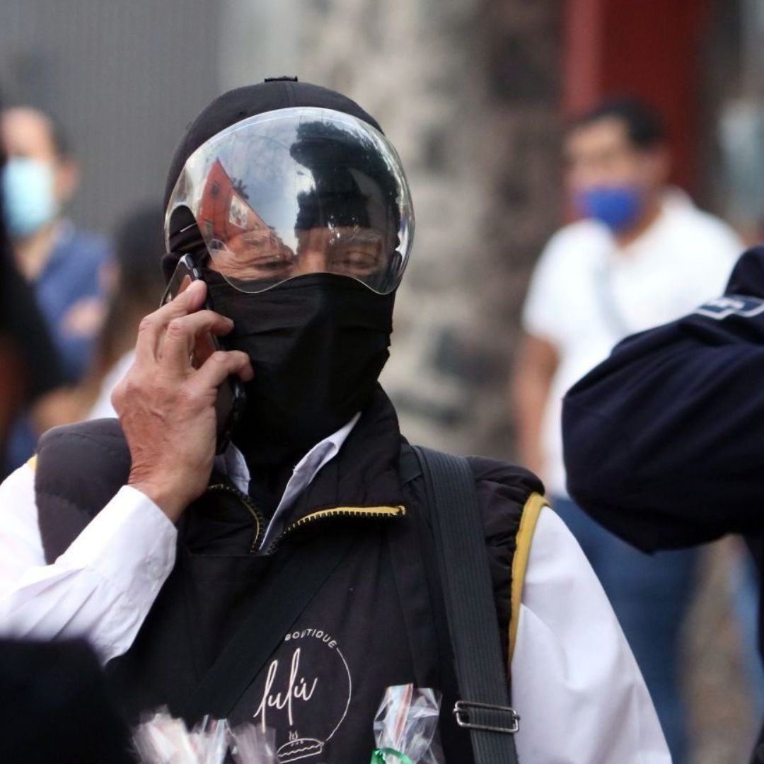 Persona habla por teléfono mientras camina en calles de México