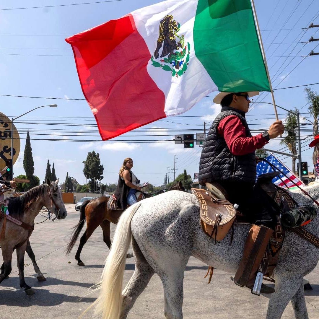 Cabalgata por los derechos humanos luego de detenciones de migrantes en Los Ángeles, EUA. Foto: Reuters