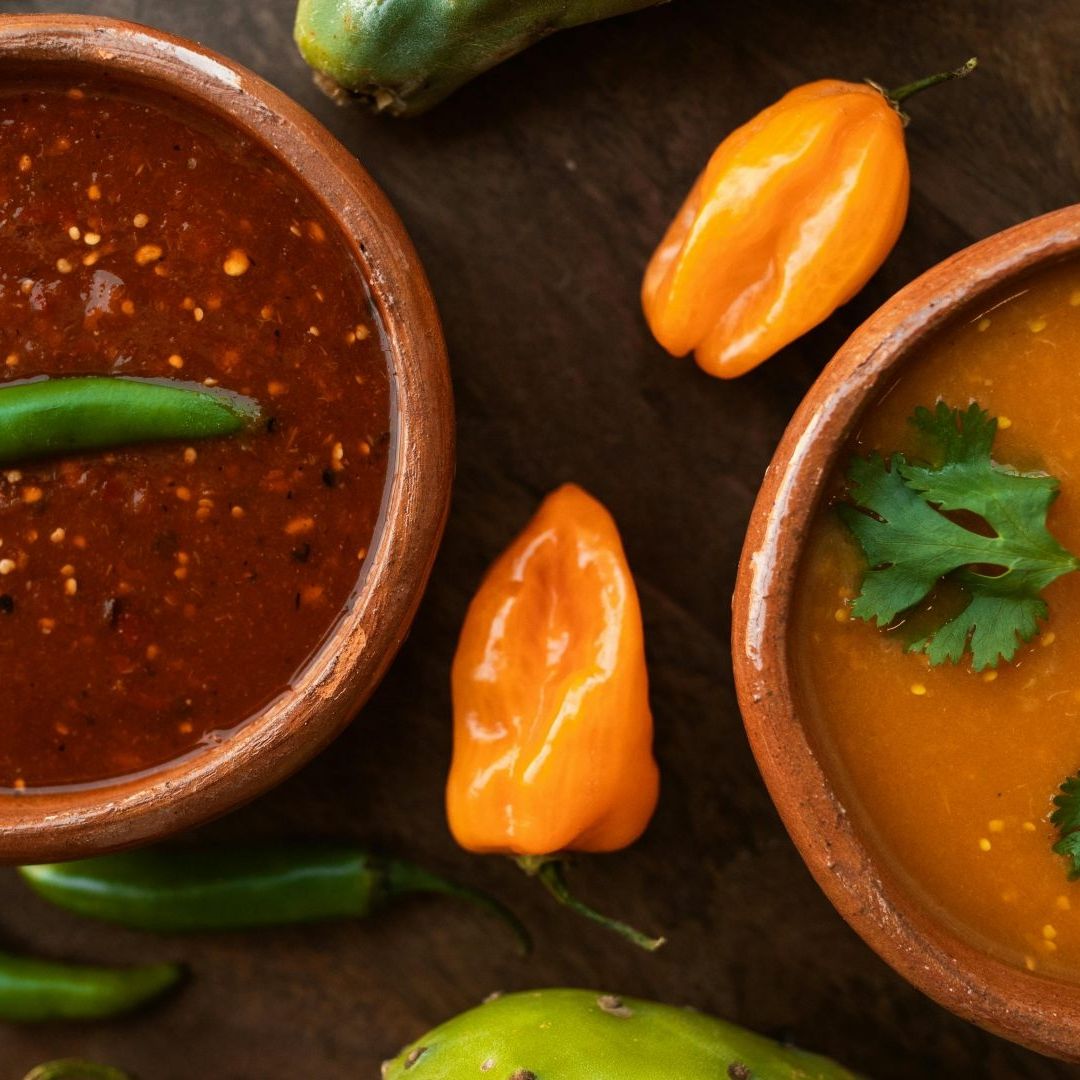 Cazuelas de salsa con chile serrano y habanero