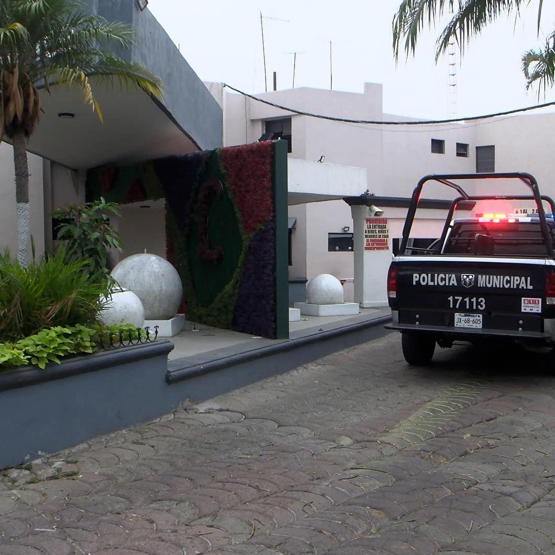Una mujer fue tocada delante de su esposo sin que ella diera su consentimiento.