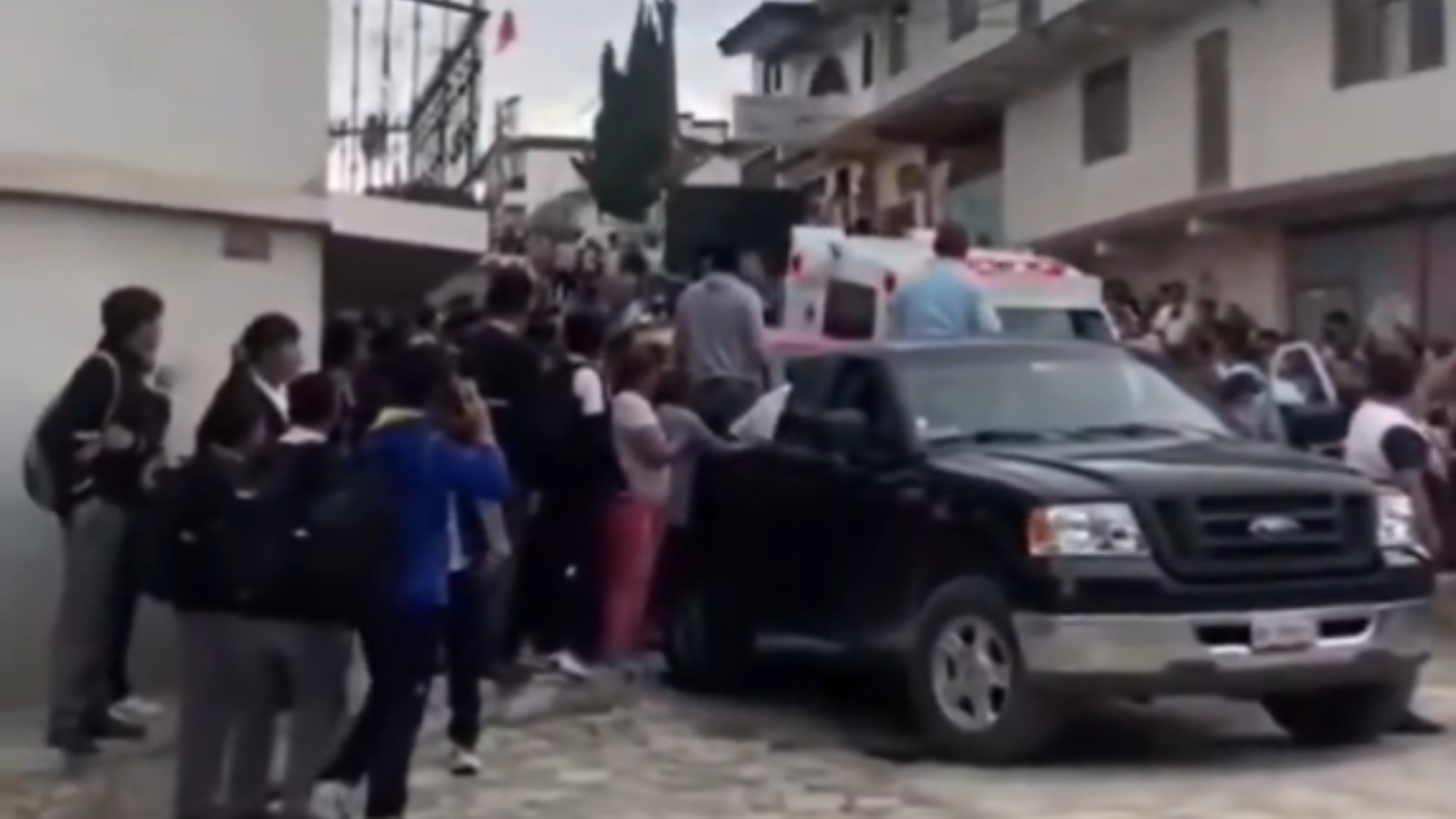 Camioneta Se Queda Sin Frenos y Atropella a Asistentes de Cortejo ...