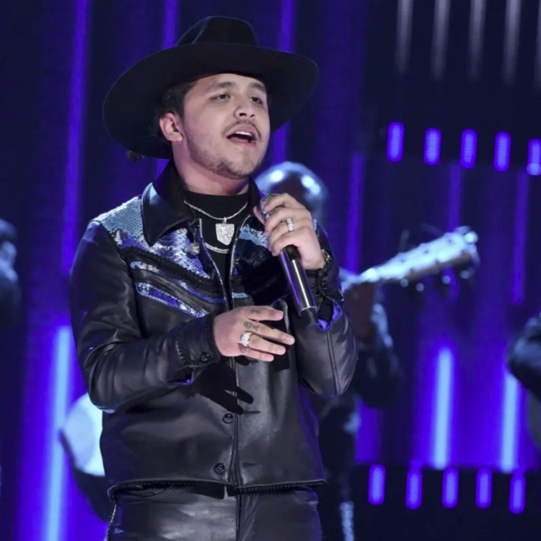 Christian Nodal, joven ídolo de la música regional mexicana durante una presentación