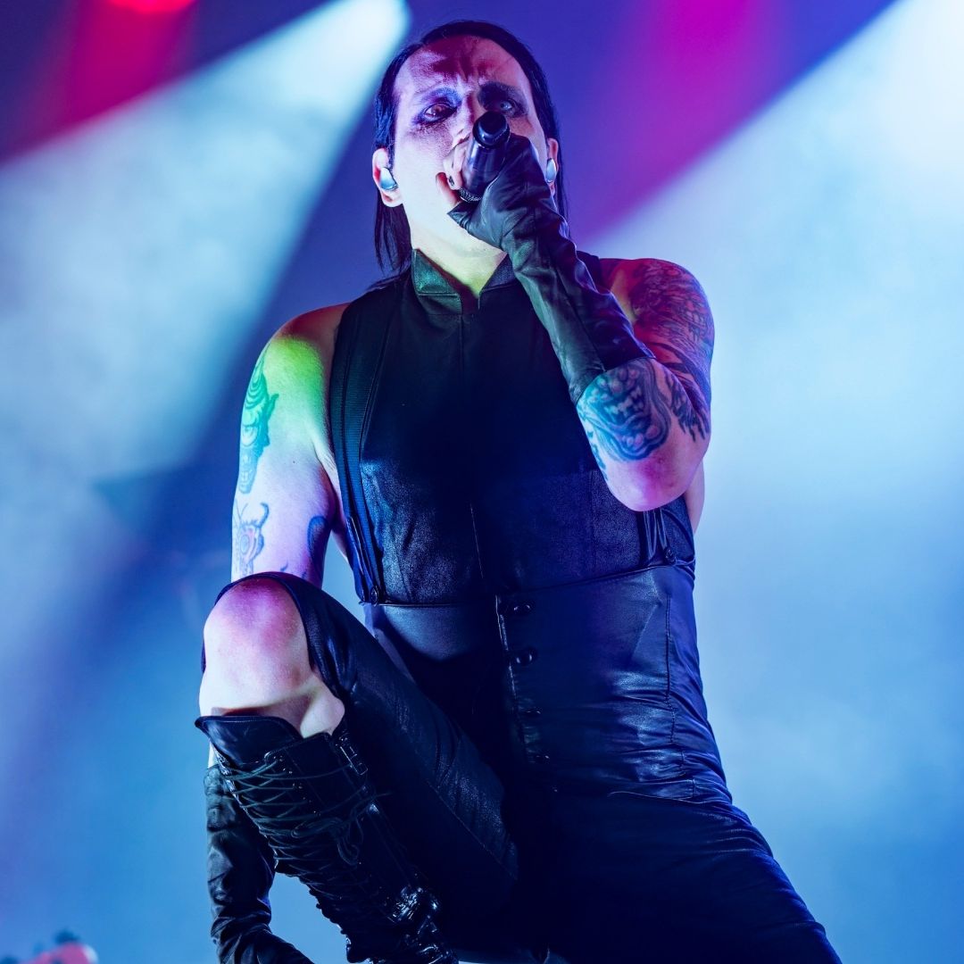 Marilyn Manson sostiene micrófono durante concierto