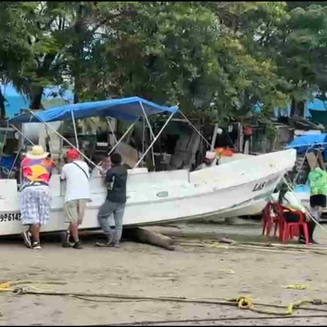 Una embarcación de servicios turísticos se hundió rumbo a "Cancuncito".