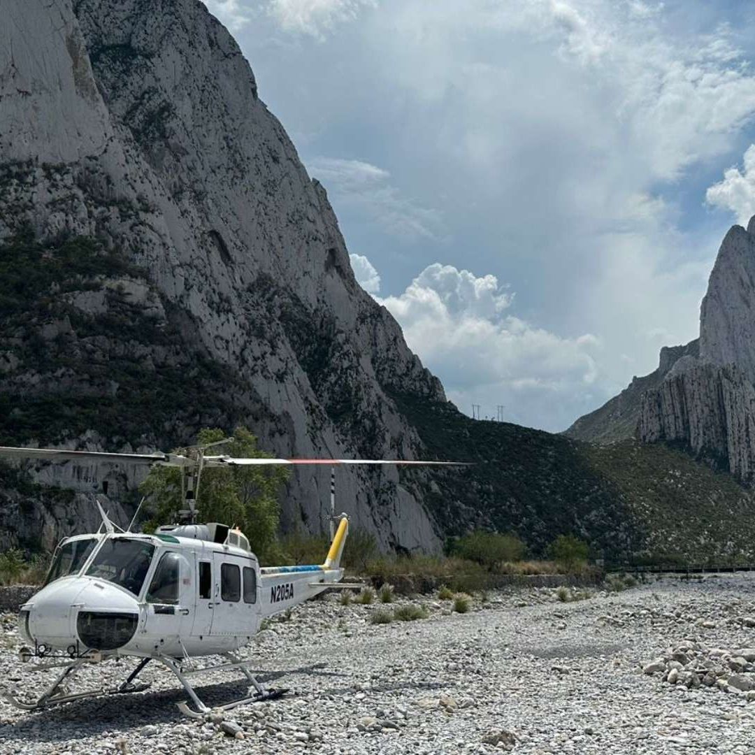 Rescatan cuerpo de senderista con helicóptero en La Huasteca