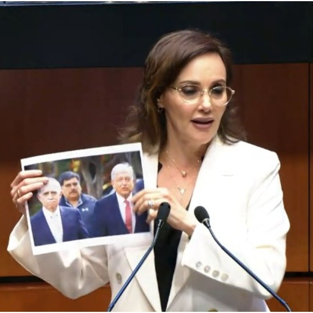 Lilly Téllez senadora panista subió al estrado y mostró la foto.