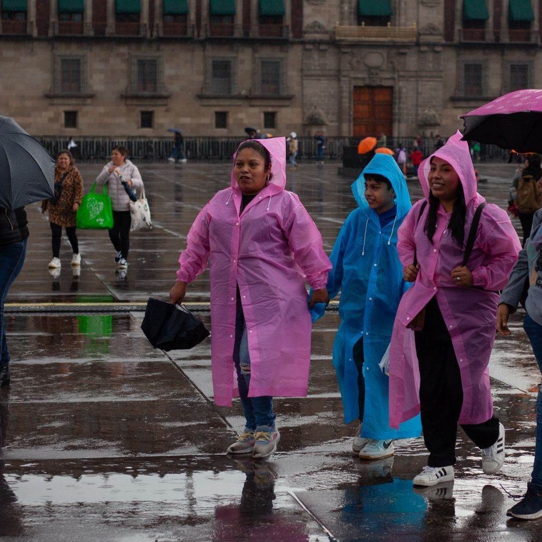 Los peligros asociados incluyen encharcamientos, corrientes de agua sobre calles y avenidas, así como la posible caída de ramas, árboles y lonas