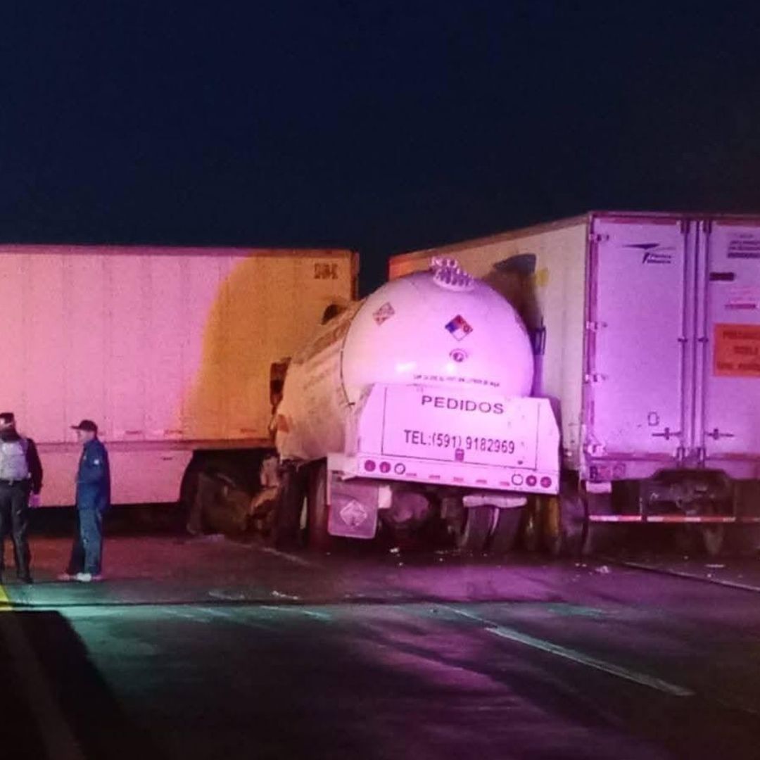 Cierre en Autopista Puebla Acatzingo Orizaba por Accidente de Tráiler y Pipa de Gas
