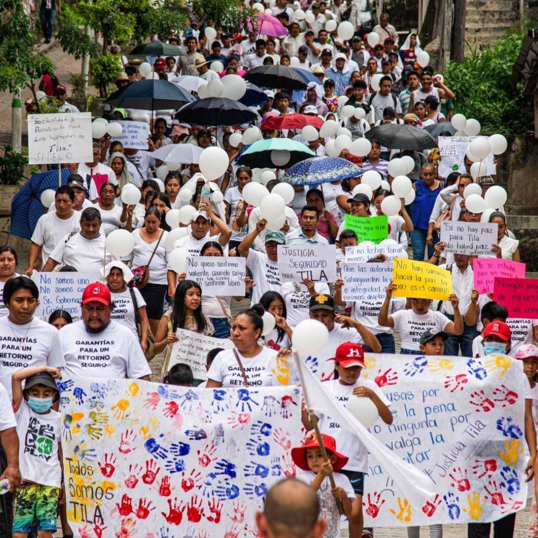 En Silencio, Desplazados por la Violencia en Tila, Chiapas, Marchan para Exigir Seguridad