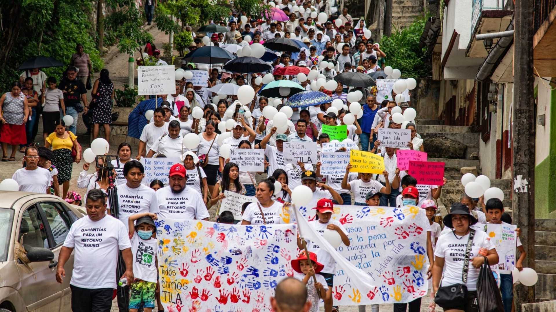 En Silencio, Desplazados por la Violencia en Tila, Chiapas, Marchan para Exigir Seguridad