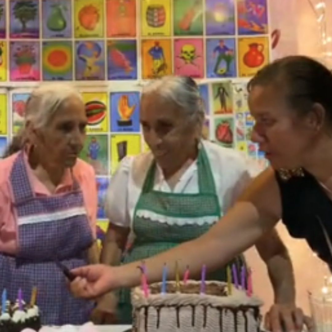 Sus familiares y amigos les cantaron Las Mañanitas sin contratiempos, fue hasta que llegó la hora de soplarles a los pasteles cuando una de ellas parece no saber qué hacer