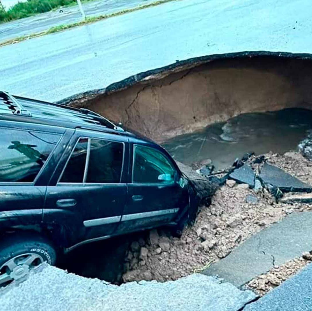 Hombre de 81 Años Cae con su Camioneta a Socavón en Nuevo Laredo, Tamaulipas
