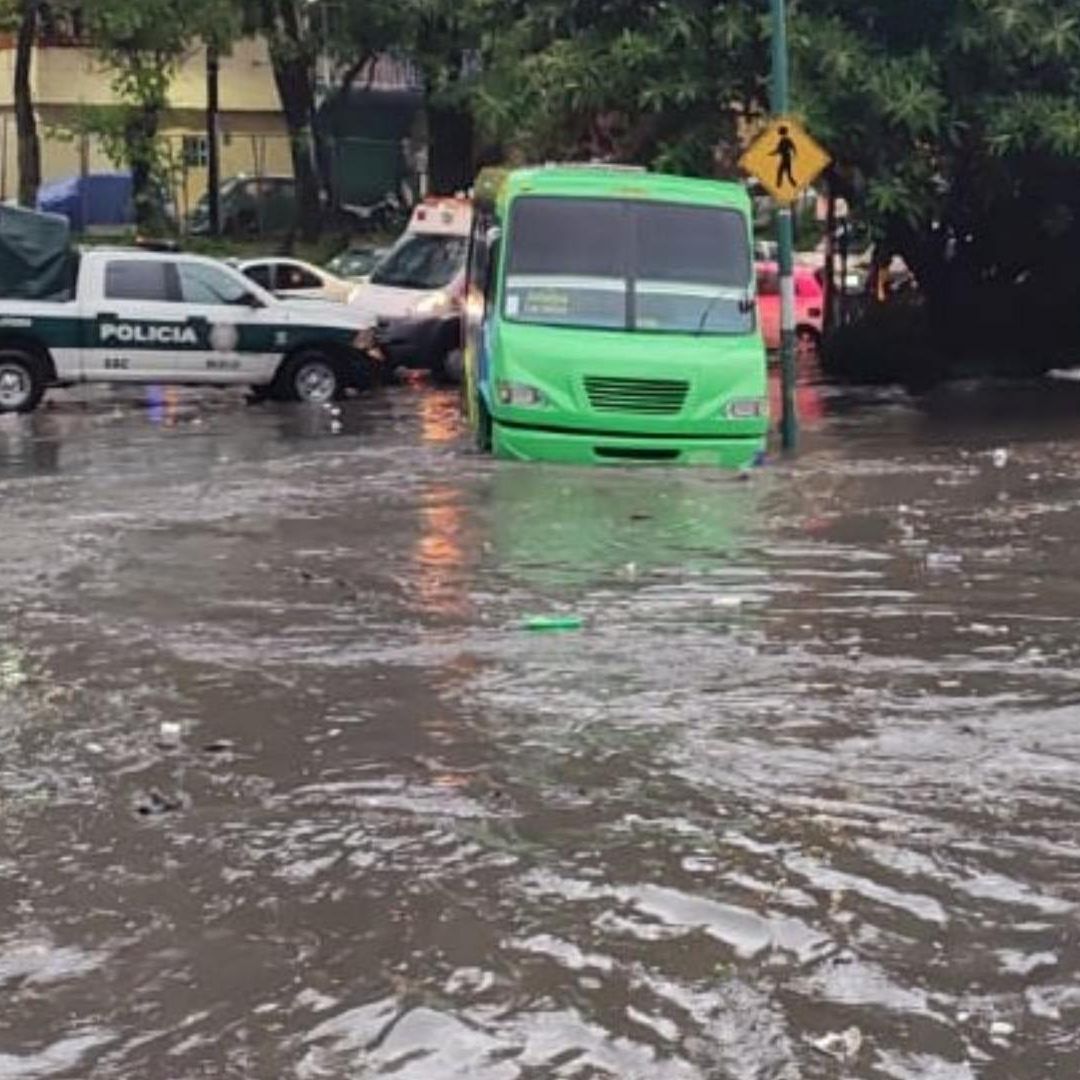 La presa se desborda por la basura acumulada.