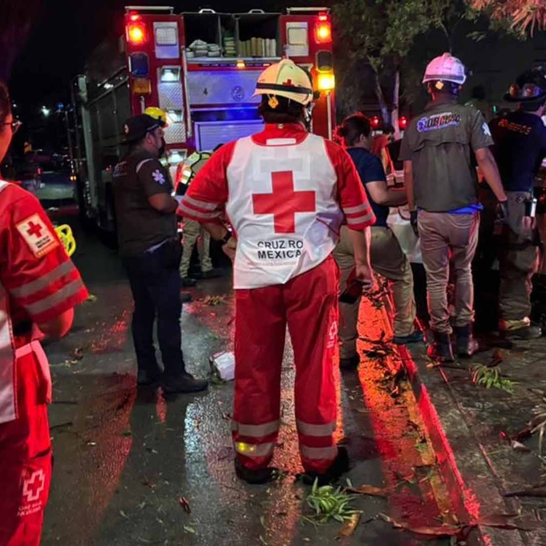 Conductor en Aparente Estado de Ebriedad Provoca Accidente y Deja a Mujer Prensada